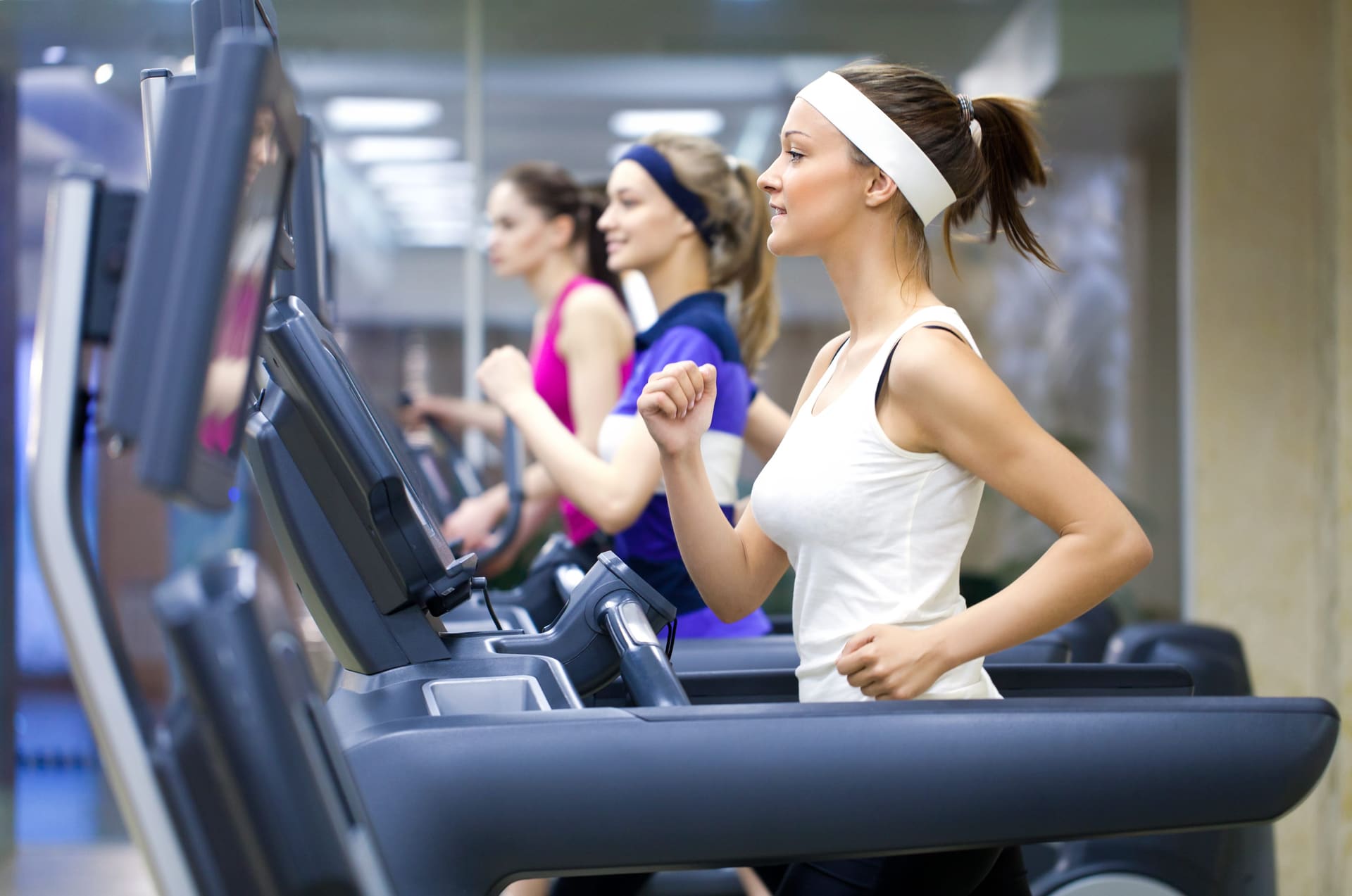 Sporters op loopbanden in de cardiohoek