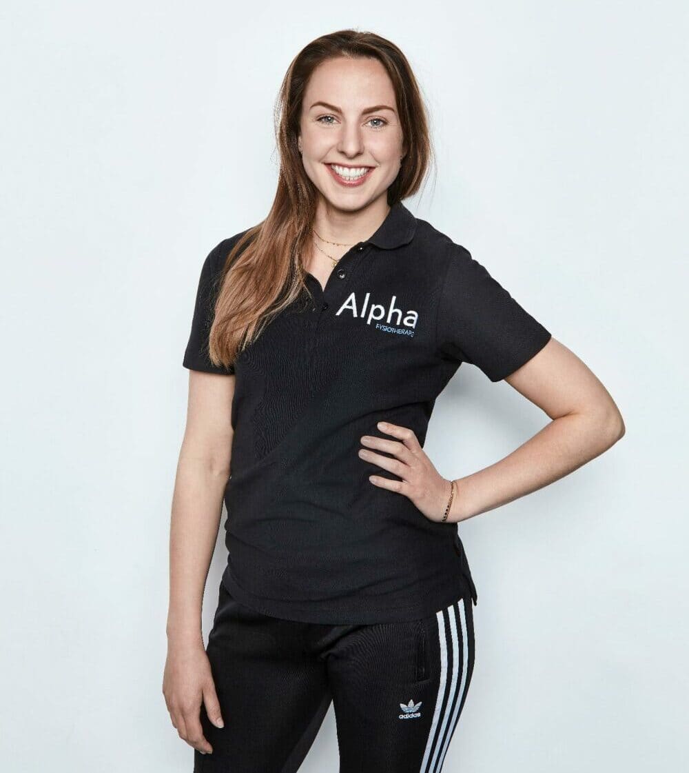 Medewerker van Alpha in bedrijfskleding